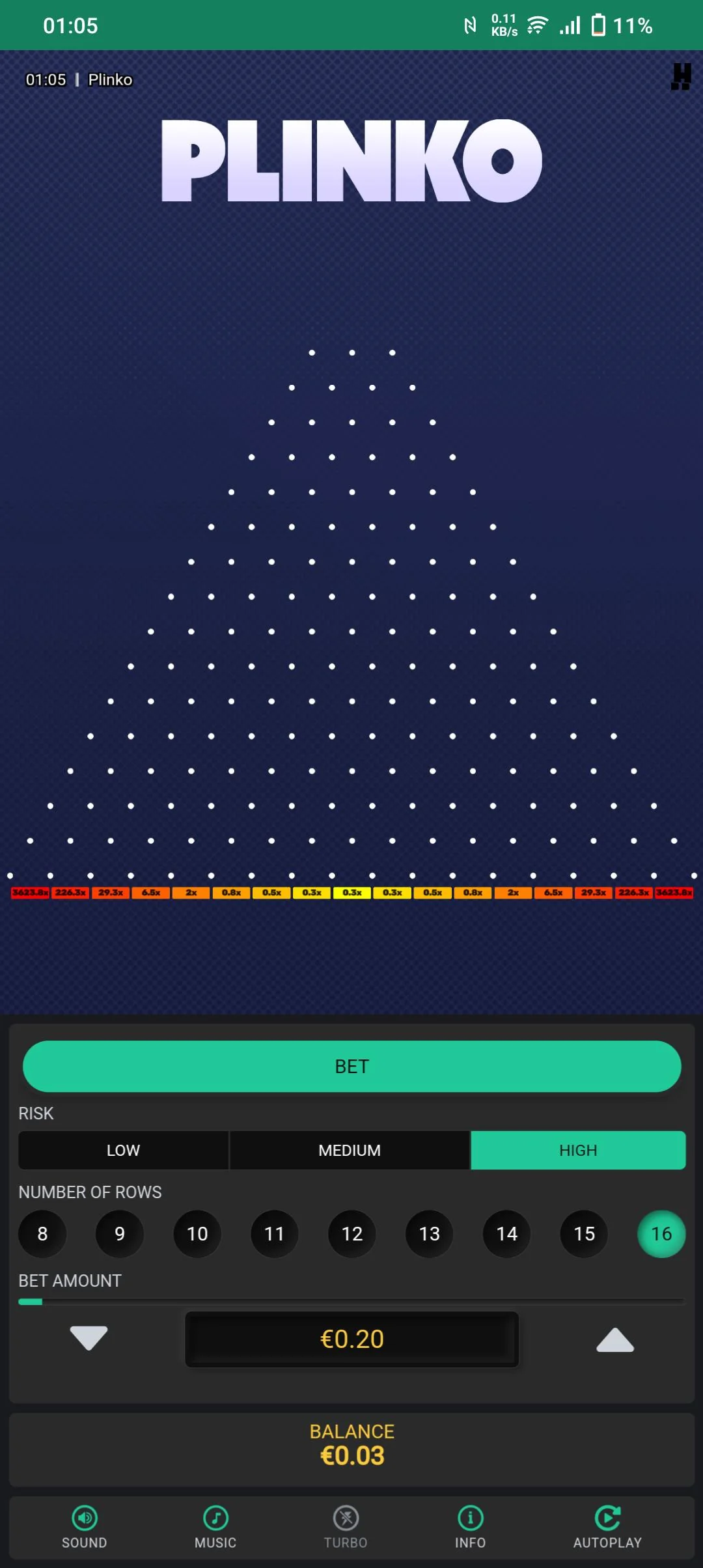 Mobile Ansicht des Plinko Spiels mit einer Pyramide aus Pins und farbigen Multiplikatoren unten. Einstellungen für Risiko, Anzahl der Reihen und Einsatzbetrag sind im unteren Bereich sichtbar